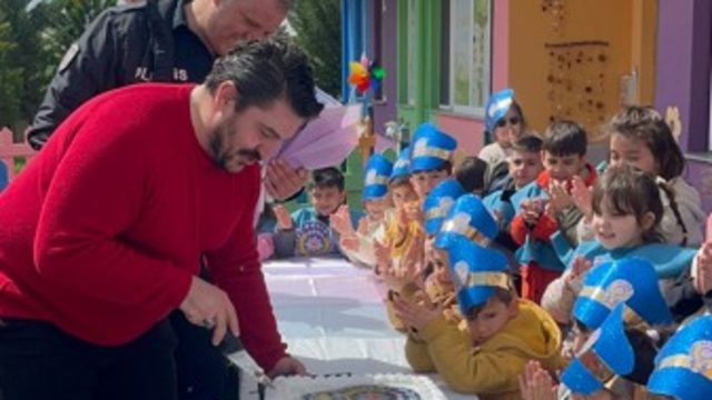 Anaokulu öğrencilerinden şüpheli şahıs ihbarına gelen polislere pastalı sürpriz