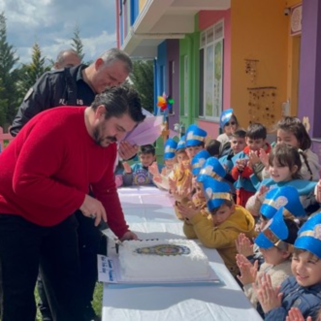 Anaokulu öğrencilerinden şüpheli şahıs ihbarına gelen polislere pastalı sür...