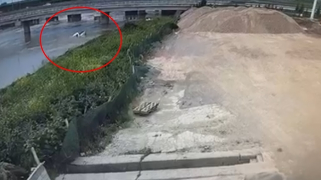 Dereden geçerken aracı suya gömülen sürücü öldü (2)