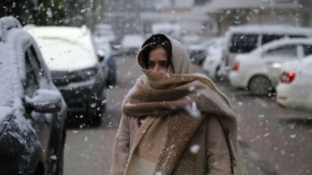 Nisan ayında lapa lapa kar yağışı: Kent merkezini beyaza bürüdü