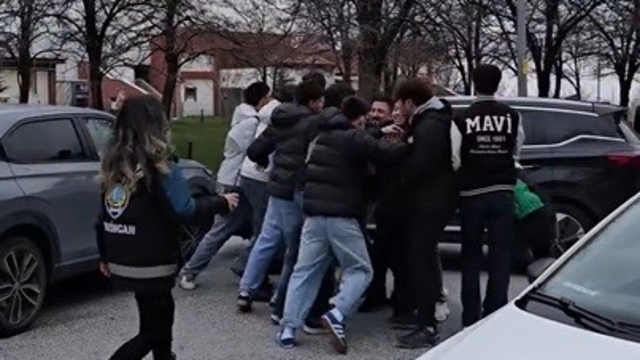 Kavga ihbarına giden polisler pastayla karşılandı