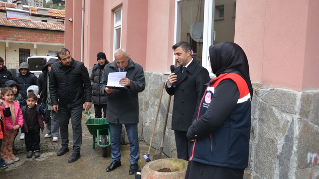 Çaykara'da öğrencilere meyve fidanı dağıtıldı