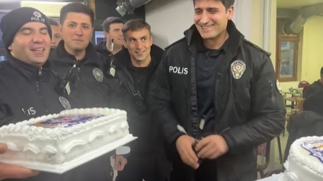Görev başındaki polislere sürpriz kutlama