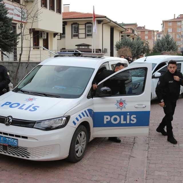 Konya'da kavga ihbarına giden polis ekiplerine çocuklardan sürpriz kutlama