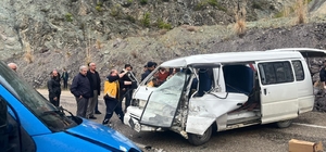 Artvin'de kamyonet ile panelvan çarpıştı, 3 kişi yaralandı