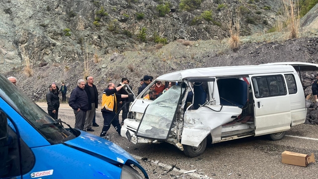 Artvin'de kamyonet ile panelvan çarpıştı, 3 kişi yaralandı