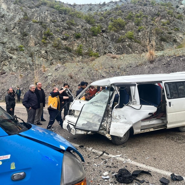 Artvin'de kamyonet ile panelvan çarpıştı, 3 kişi yaralandı