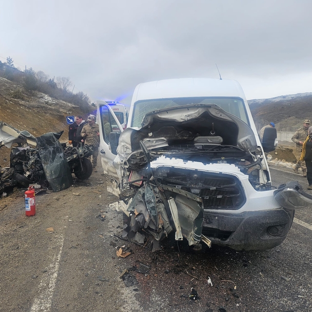 Öğretmenleri taşıyan servis minibüsü ile otomobil çarpıştı: 1 ölü, 9 yaralı