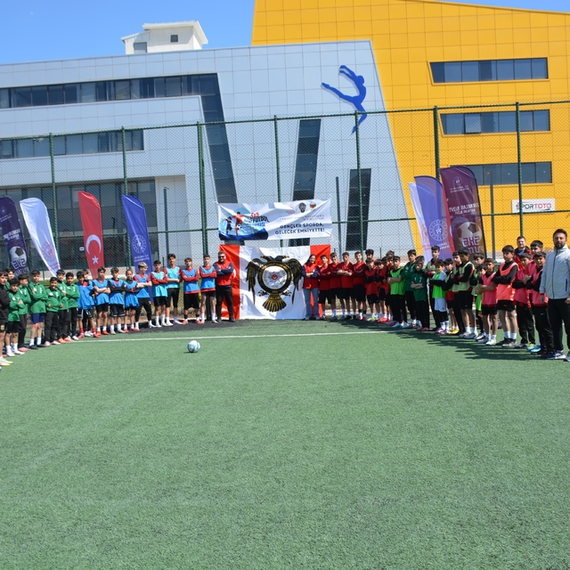 Van'da "Gençler Sporda, Gelecek Emniyette Mini Futbol Turnuvası" düzenlendi