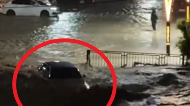 Osmaniye'de içinde 2 kişinin öldüğü otomobilin sele kapıldığı anlara ait görüntüler ortaya çıktı