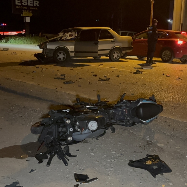 Çanakkale'de otomobil ile motosiklet çarpıştı: 3 kişi yaralandı