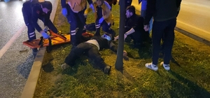 Düşürdüğü telefonu alırken otomobil çarptı: O anlar kamerada