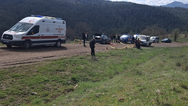 Tamir etmek istediği otomobilin altında kalarak öldü