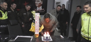 Polisi karşılarında görünce önce rol icabı kavga ettiler sonra pasta kestiler