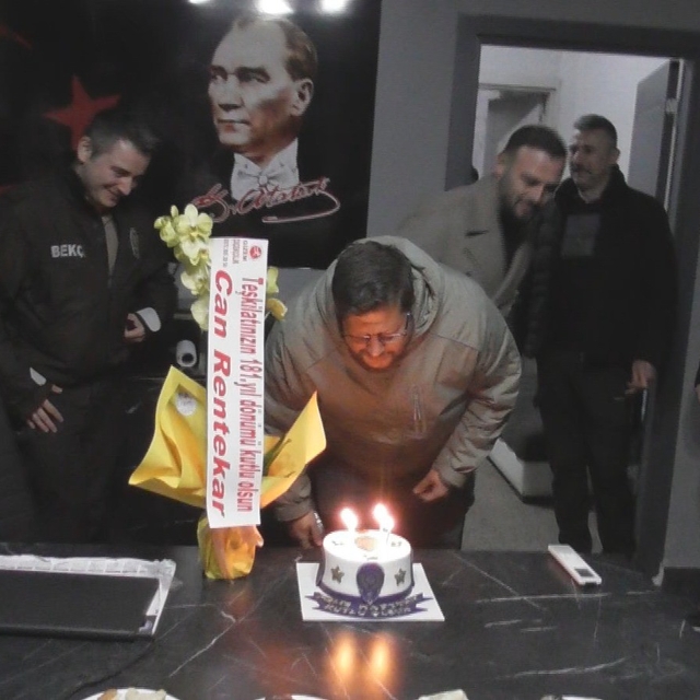 Polisi karşılarında görünce önce rol icabı kavga ettiler sonra pasta kestil...