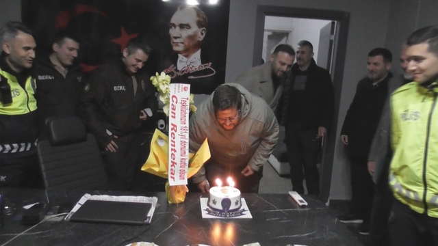 Polisi karşılarında görünce önce rol icabı kavga ettiler sonra pasta kestiler