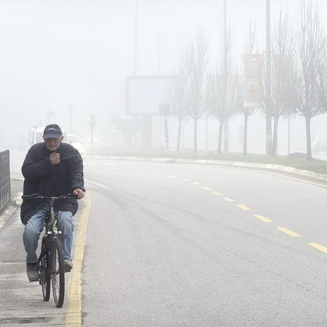 Sis şehri etkisi altına aldı, görüş mesafesi 10 metreye kadar düştü