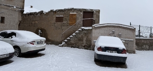 Aksaray'ın Güzelyurt ilçesi, çiçek açmış meyve ağaçları ve yağan karla ilçe beyaza büründü