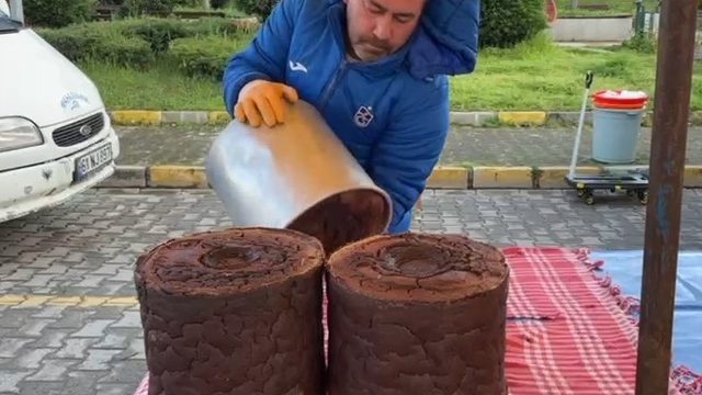 Bu mısır ekmeği teneke kovada pişiyor
Trabzon'un geleneksel lezzeti: Tenekede mısır ekmeği