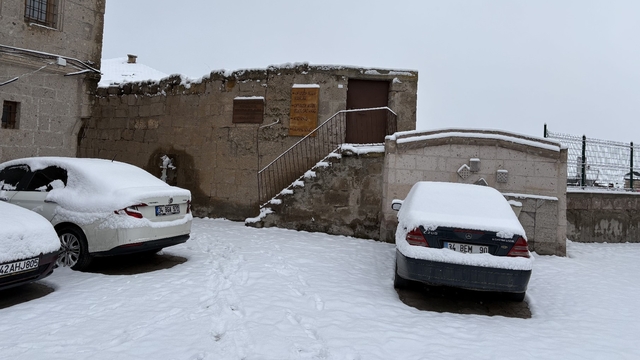 Aksaray'ın Güzelyurt ilçesi, çiçek açmış meyve ağaçları ve yağan karla ilçe beyaza büründü