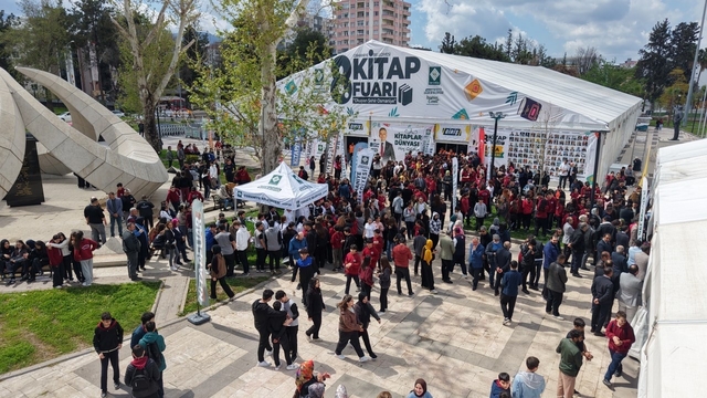 Osmaniye'de 8. Kitap Fuarı yoğun ilgiyle açıldı