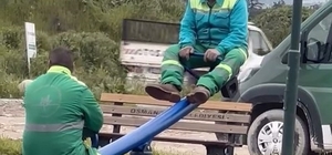 Temizlik görevlilerinin molada 'tahterevalli' eğlencesi