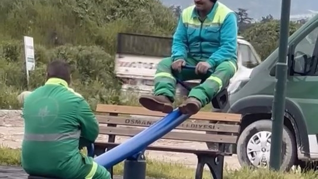 Temizlik görevlilerinin molada 'tahterevalli' eğlencesi