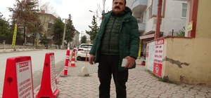 "Mülküm" diyerek kaldırımı dubalarla kapattı