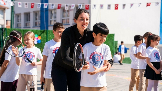 Eski milli tenisçi, ilkokul öğrencilerine ilham oldu