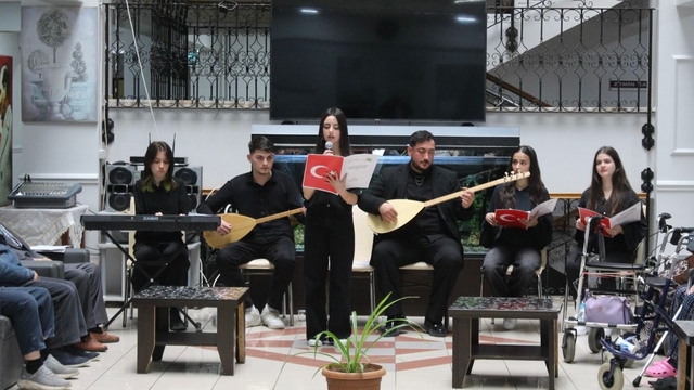 Lise öğrencileri yer aldıkları koro ile milli ve manevi değerlerle de buluşuyor