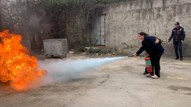 Sağlık çalışanlarına uygulamalı yangın eğitimi verildi