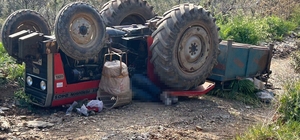 Devrilen traktördeki aynı aileden 3 kişi öldü