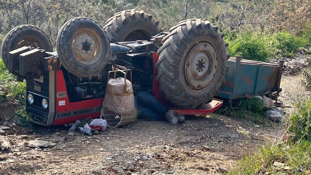 Devrilen traktördeki aynı aileden 3 kişi öldü