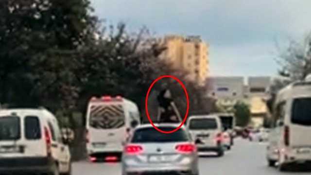 Seyir halindeki aracın üzerinde dans etti