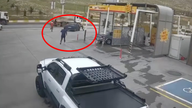 El freni çekilmeyince hareket eden otomobili çevredekiler durdurdu; o anlar kamerada