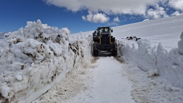 Kars'ta kardan kapanan köy yolları açılıyor