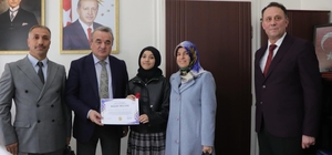 Bölge birincisi öğrenciye Kaymakam Öztürk'ten tebrik
