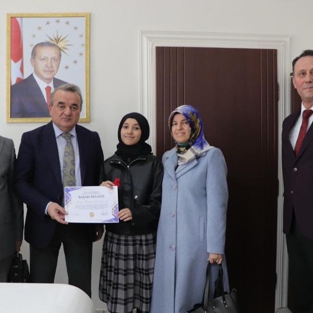 Bölge birincisi öğrenciye Kaymakam Öztürk'ten tebrik