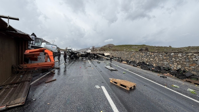 Bitlis'te iş makinesi ile tır çarpıştı: 1'i ağır 3 yaralı
