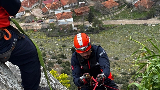 Dağda mahsur kalan keçi kurtarıldı