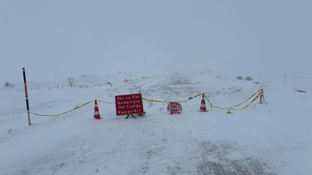 Ardahan-Ardanuç kara yolu kar ve tipi nedeniyle ulaşıma kapatıldı