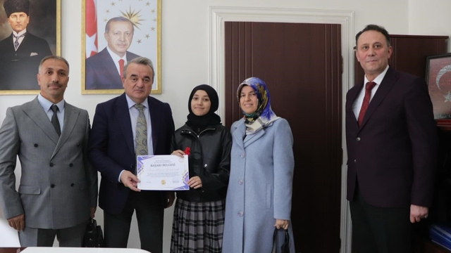 Bölge birincisi öğrenciye Kaymakam Öztürk'ten tebrik