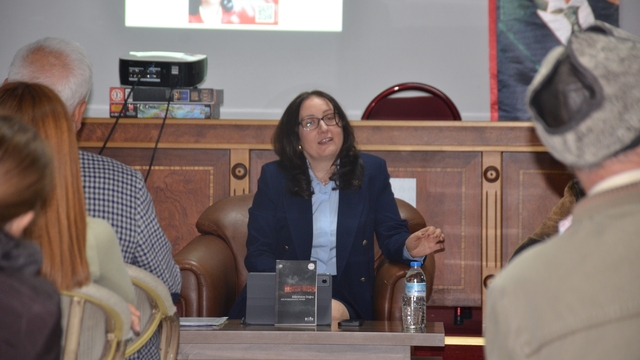 Yazar Hülya Başarangil Demir, Bilecik'te okuyucuyla bir araya geldi
Yazar Hülya Başarangil Demir;
" Oysaki Kırım Tatarlarının ana vatanı bir Türk toprağı"
"Köklerimize sahip çıkmalıyız"