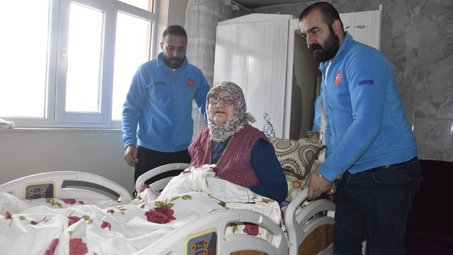 Yatağa bağımlı hastanın ortopedik yatak sevinci