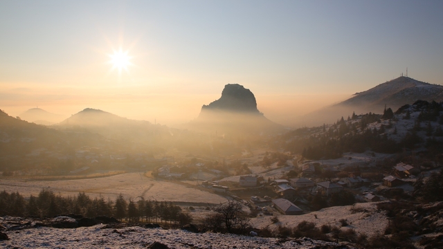 Gün doğumunda sis altında kalan kale kendisine hayran bıraktı