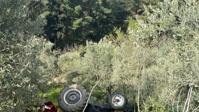 Balıkesir'de traktör şarampole uçtu; 2 yaralı