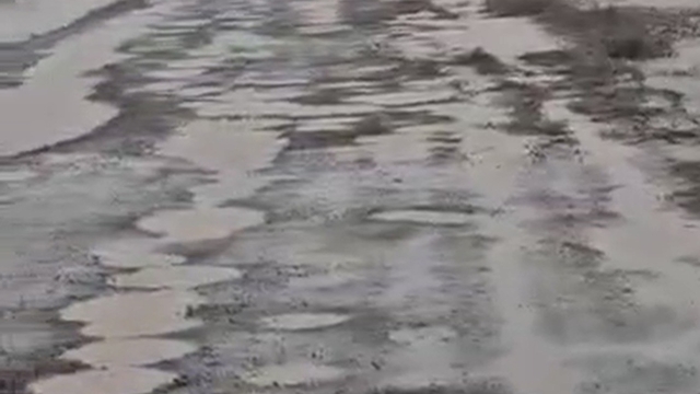 Diyarbakır'da bozuk yollarda su birikintileri oluştu