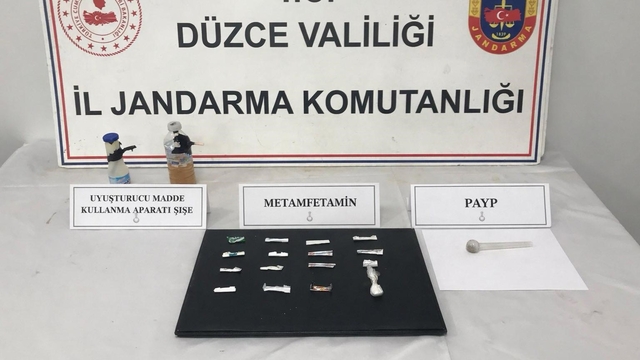 İstanbul'dan aldığı uyuşturucu maddeleri Düzce'de satacağı öğrenilen şahıs yakalandı