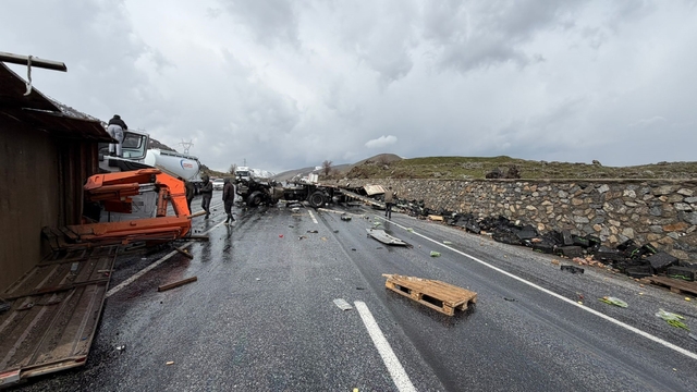 Karayolları bakım aracı ile TIR çarpıştı; 1'i ağır, 3 yaralı