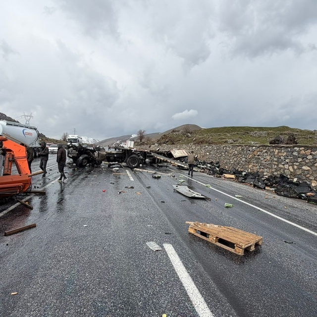 Karayolları bakım aracı ile TIR çarpıştı; 1'i ağır, 3 yaralı